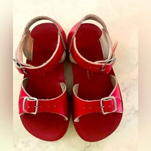 Red Sun Sans Sandals size 6, EUC.